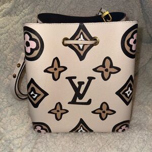 Louis Vuitton Wild At Heart Neo Noe Shoulder Bag Beige Black